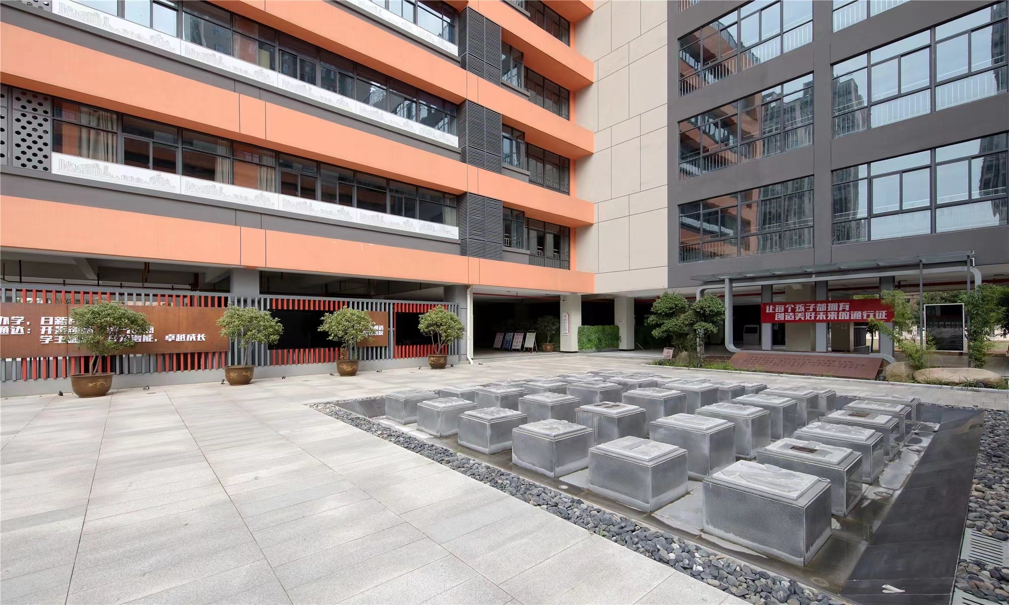 【學(xué)校案例】今泰裝飾在武漢市先后完成了與紅領(lǐng)巾學(xué)校6個(gè)校區(qū)的項(xiàng)目交付!(圖2) 【學(xué)校案例】今泰裝飾在武漢市先后完成了與紅領(lǐng)巾學(xué)校6個(gè)校區(qū)的項(xiàng)目交付!(圖2)