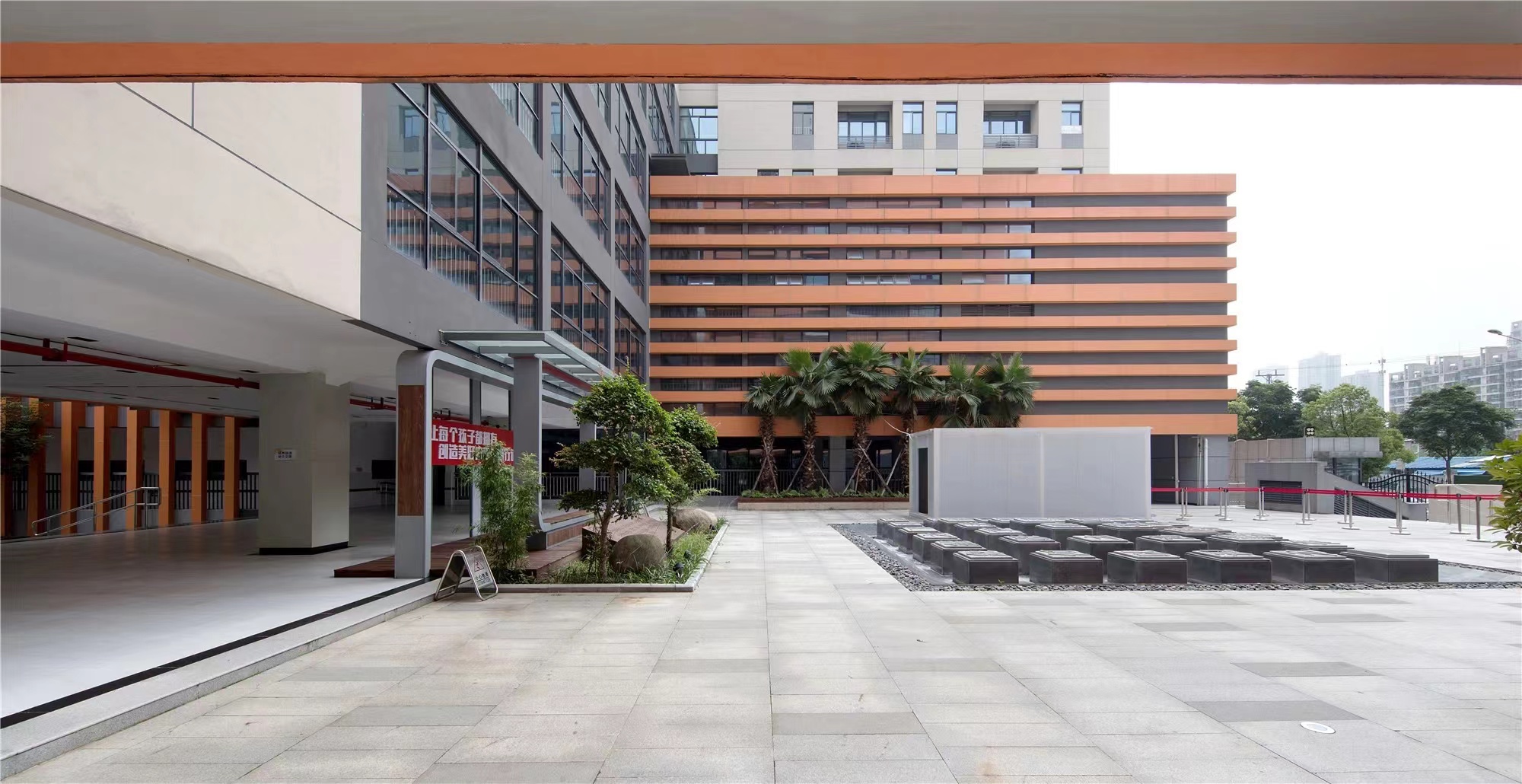 【學(xué)校案例】今泰裝飾在武漢市先后完成了與紅領(lǐng)巾學(xué)校6個(gè)校區(qū)的項(xiàng)目交付!(圖3) 【學(xué)校案例】今泰裝飾在武漢市先后完成了與紅領(lǐng)巾學(xué)校6個(gè)校區(qū)的項(xiàng)目交付!(圖3)