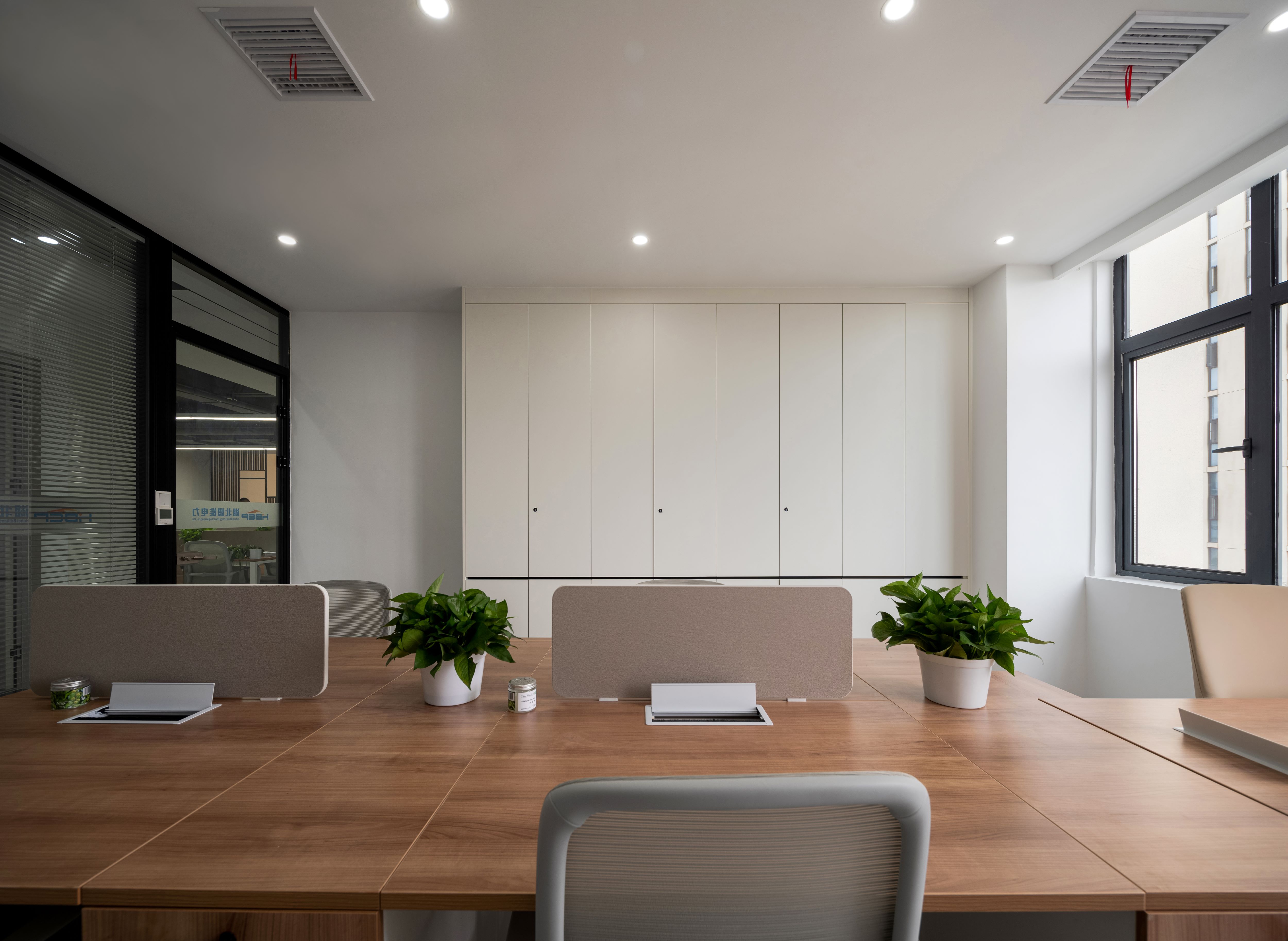 簡約大氣極簡辦公室怎么裝?快看這里(圖8) 21.jpg